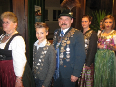 Foto Jugendschützenkönig Jugendschützenkönig Scharpf Michael und Schützenkönig Zimmermann Hermann bei der Aufstellung zum Einzug