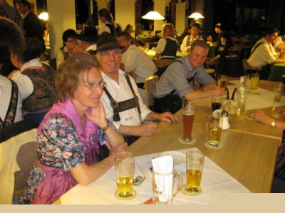 Foto Straßer Helga, Hans Huber u. Florian Conrad warten auf den Einzug der Könige