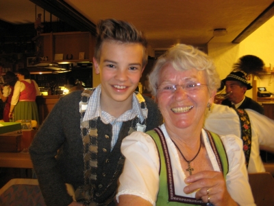 Foto Jugendschützenkönig Scharpf Michael mit seiner Oma und Ballkönigin